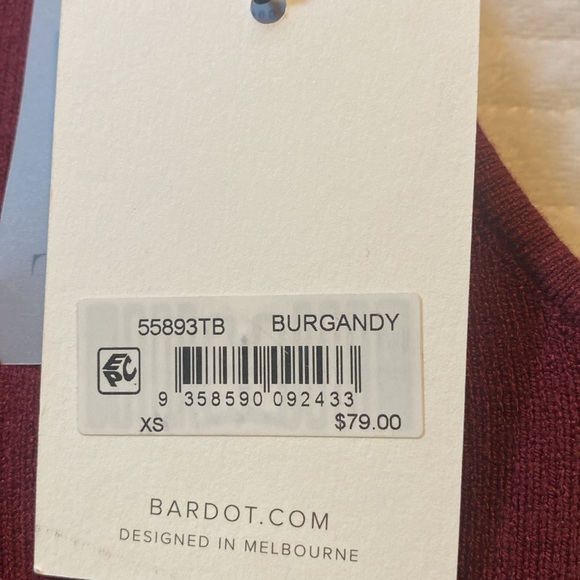 Elegant Burgundy Turtleneck Sweater - Picture 4 of 4